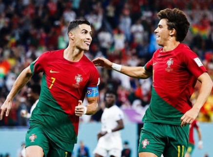 Cristiano Ronaldo (kanan) rayakan golnya ke gawang Ghana | Sumber : instagram @portugal