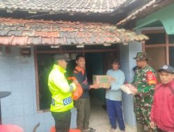 Polmas Polsek Sluke Gotong Royong Bersihkan Material Longsor Bersama Masyarakat Desa Rakitan