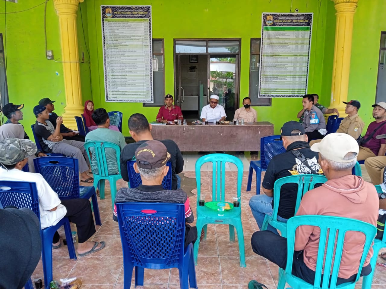 Warga Datangi Balai Desa Tambelang Kecamatan Karangsembung Kabupaten Cirebon, Pertanyakan Pelaksanaan Pembangunan yang Belum Terealisasi