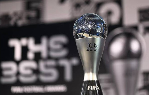 Piala Best Fifa Awards 2022 yang berhasil diraih Lionel Messi dan juga Lionel Scaloni