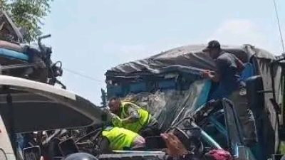 Ngerriii !!!! Kecelakaan Antara Bus Dengan Truk Di Jalan Pantura Desa Banggi Rembang. Begini Kronologinya