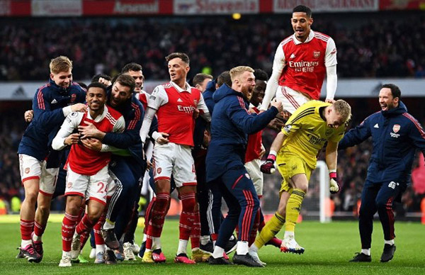 Kegembiraan pemain dan official Arsenal karena berhasil menjauh dari kejaran Man City
