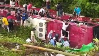 Bus Tanpa Sopir Terjun Bebas Di Jurang Obyek Wisata Guci Tegal Jawatengah.