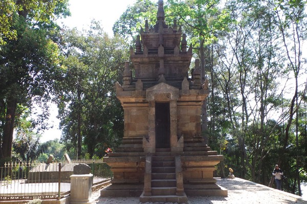 Candi Cangkuang di Kampung Pulo, Garut