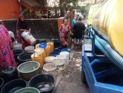 Warga Desa Karangwuni Kec Sedong Kab Cirebon Dikirim 2 Tangki Air Bersih Oleh BPBD Kab Cirebon